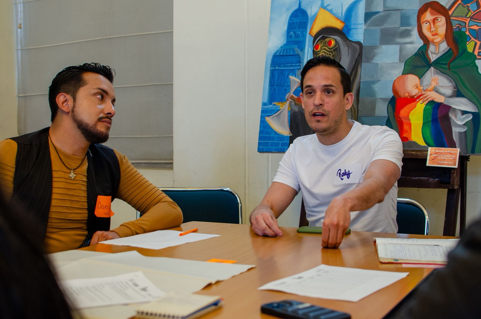 Personas colaborando en una mesa de trabajo